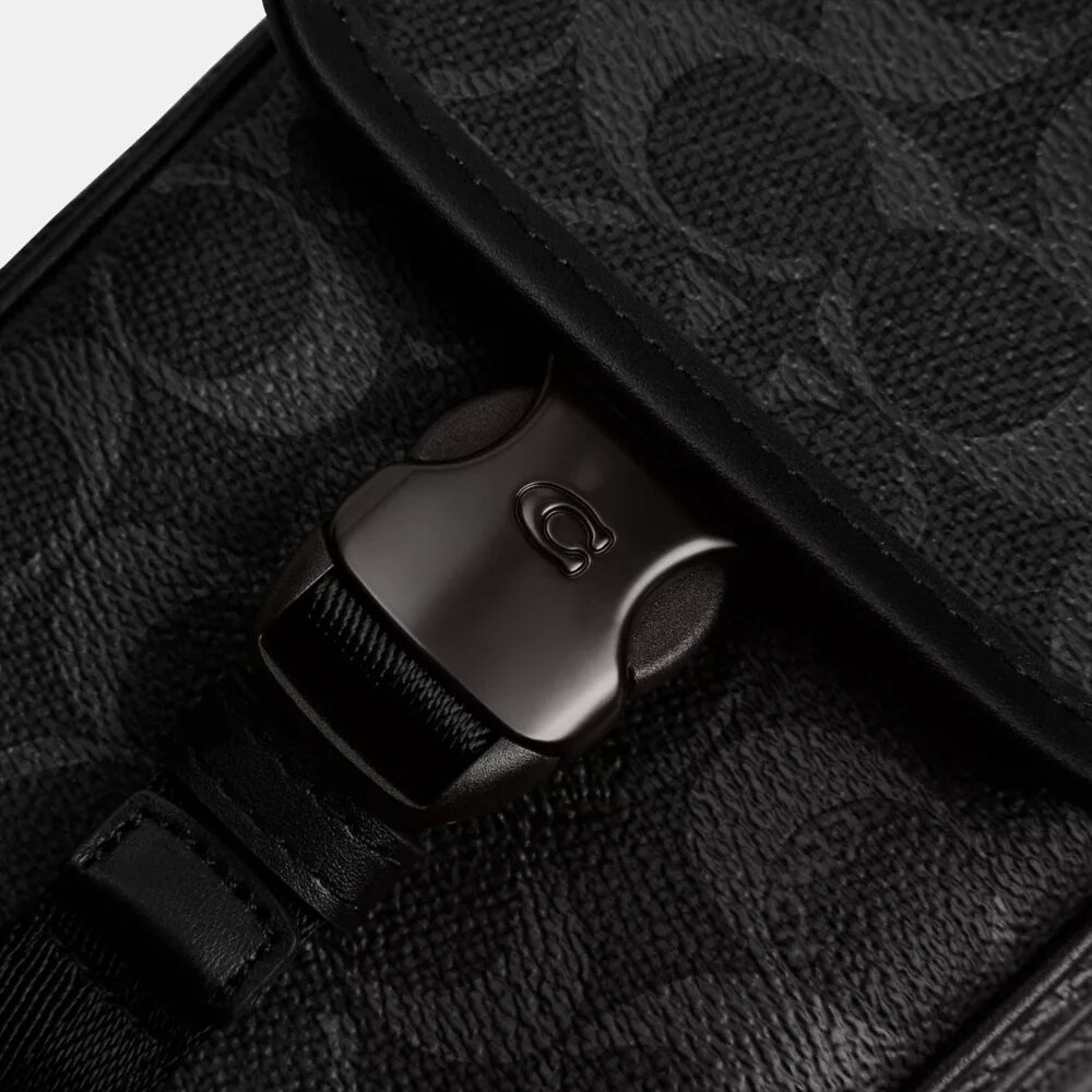 League-telefonveske med kryssrem i Signature Canvas