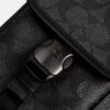 League-telefonveske med kryssrem i Signature Canvas