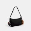 Leo Crossbody i Signature Nylon med anheng