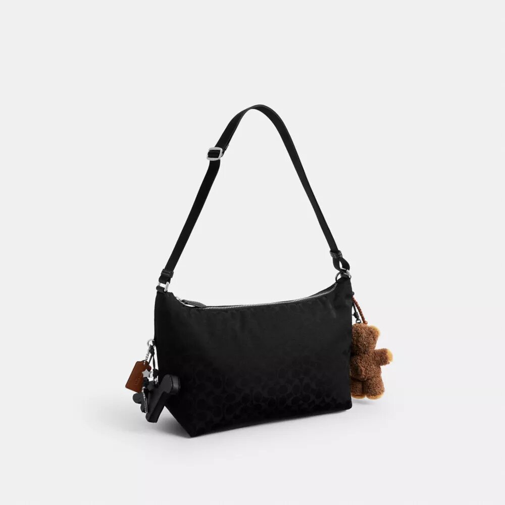 Leo Crossbody i Signature Nylon med anheng