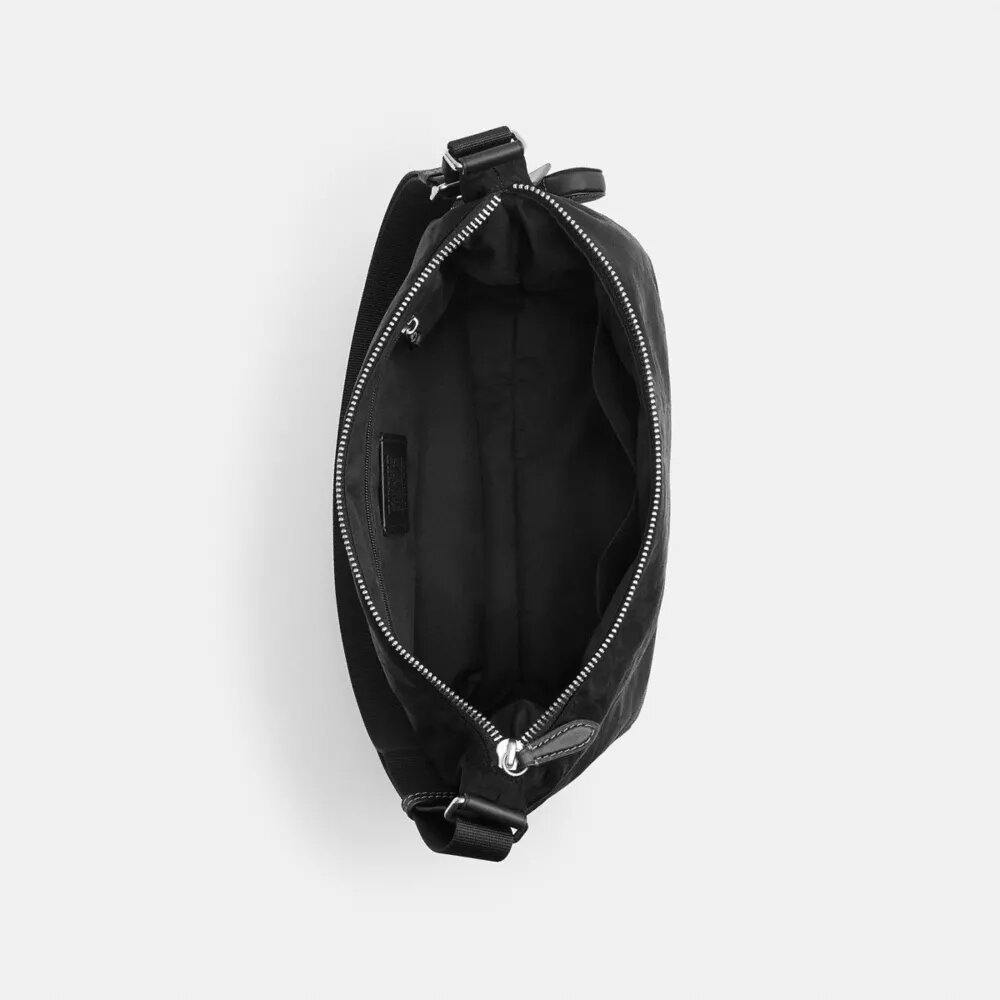 Leo Crossbody i Signature Nylon med anheng