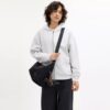 Leo Crossbody i Signature Nylon med anheng