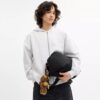 Leo Crossbody i Signature Nylon med anheng