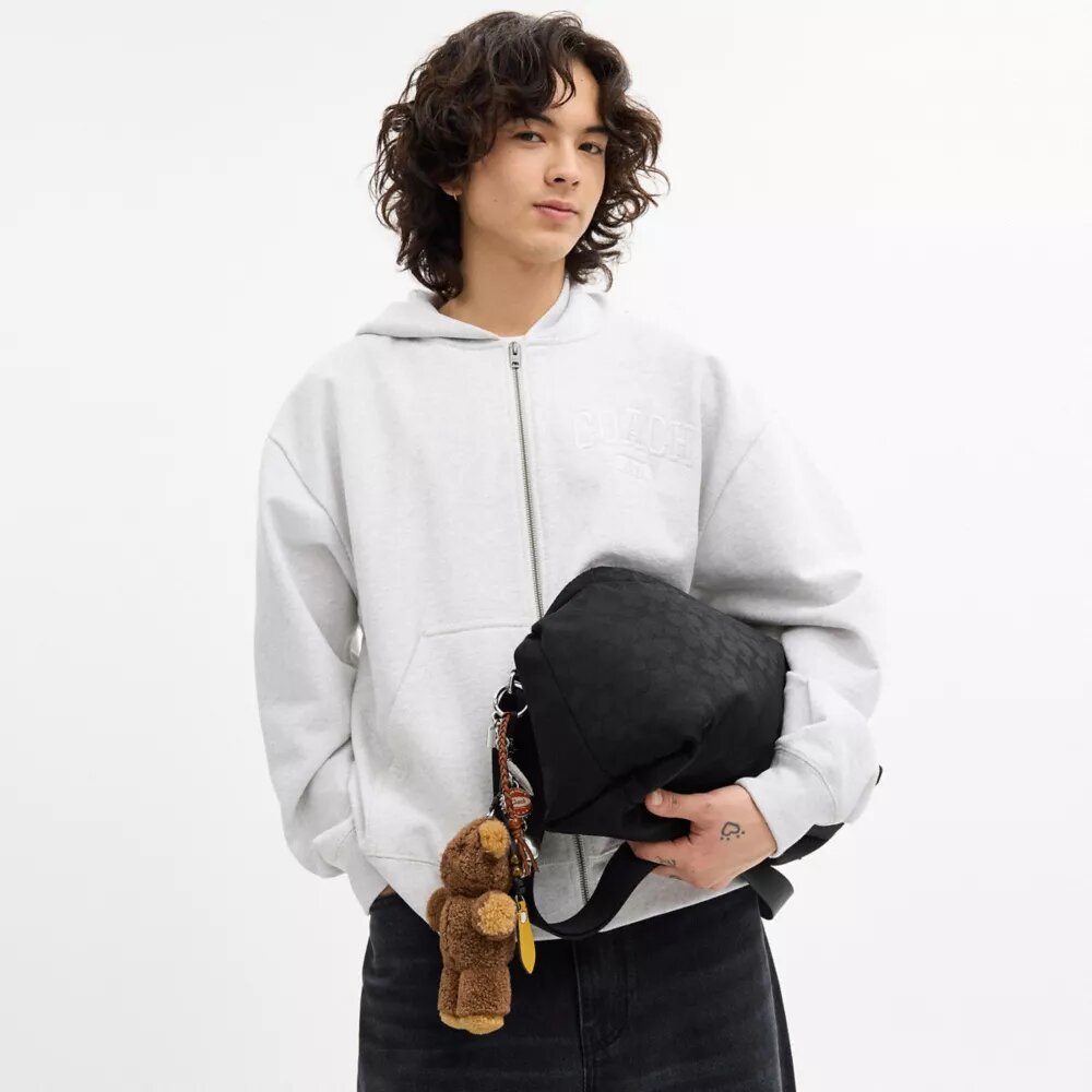 Leo Crossbody i Signature Nylon med anheng