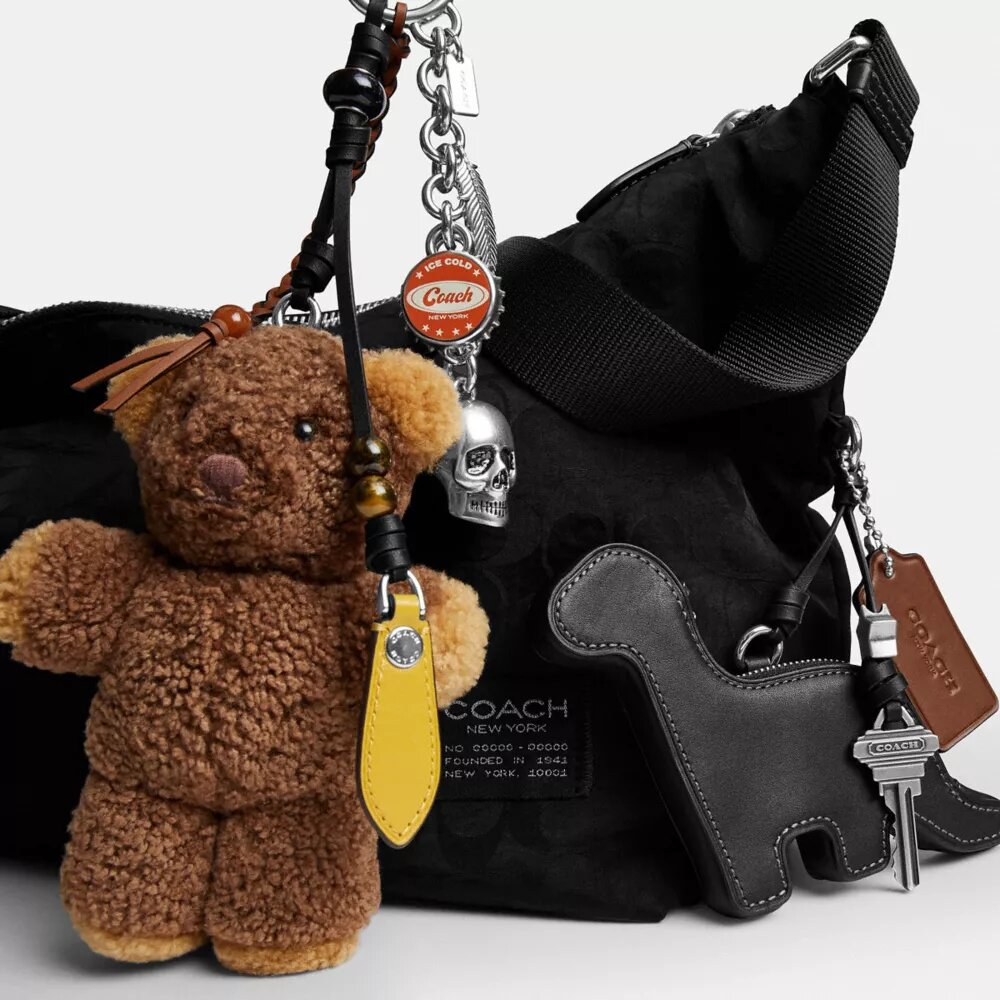 Leo Crossbody i Signature Nylon med anheng
