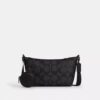 Liten Finn-crossbody-veske med kryssrem og lomme i Signature Canvas