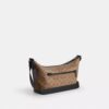 Liten Finn-crossbody-veske med kryssrem og lomme i Signature Canvas