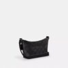 Liten Finn-crossbody-veske med kryssrem og lomme i Signature Canvas