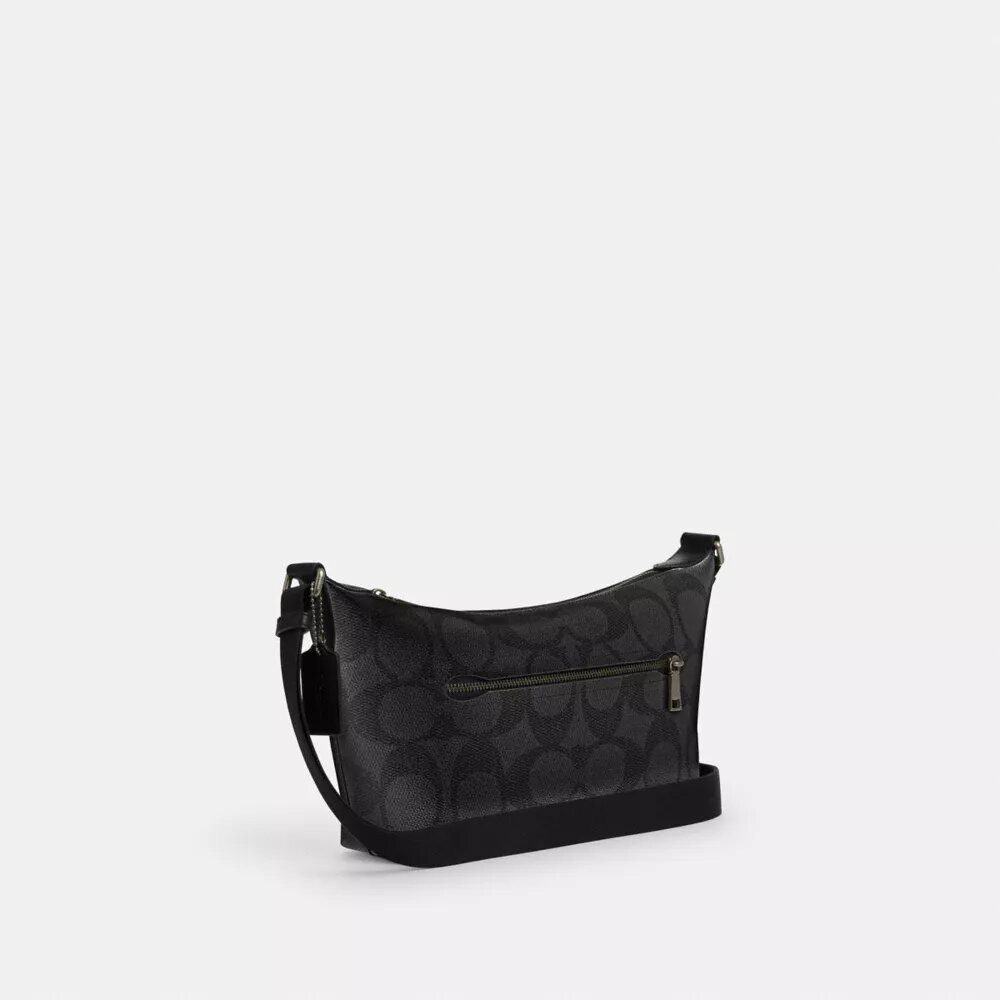 Liten Finn-crossbody-veske med kryssrem og lomme i Signature Canvas