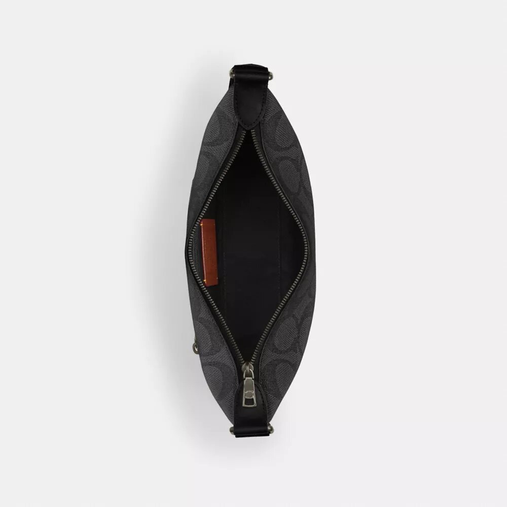 Liten Finn-crossbody-veske med kryssrem og lomme i Signature Canvas
