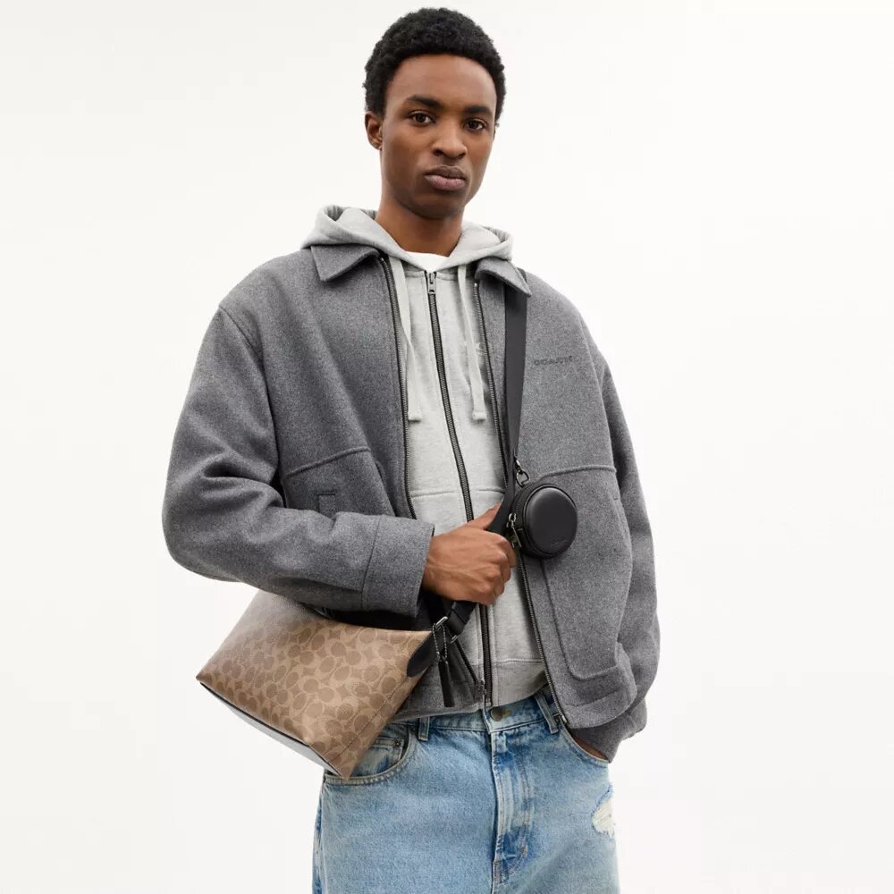 Liten Finn-crossbody-veske med kryssrem og lomme i Signature Canvas