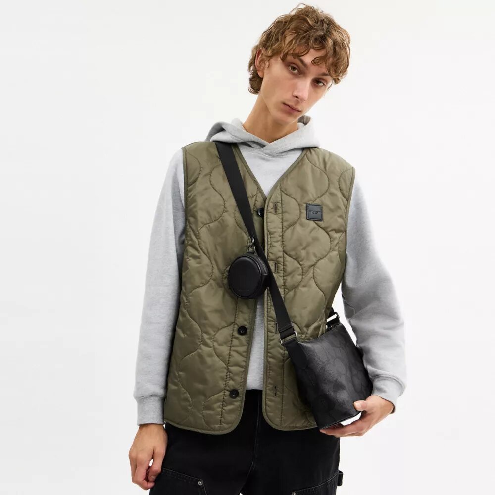 Liten Finn-crossbody-veske med kryssrem og lomme i Signature Canvas
