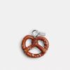 Liten pretzel-sko-anheng