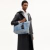 Liten «Tour»-tote-veske i «Loved Denim» med anheng