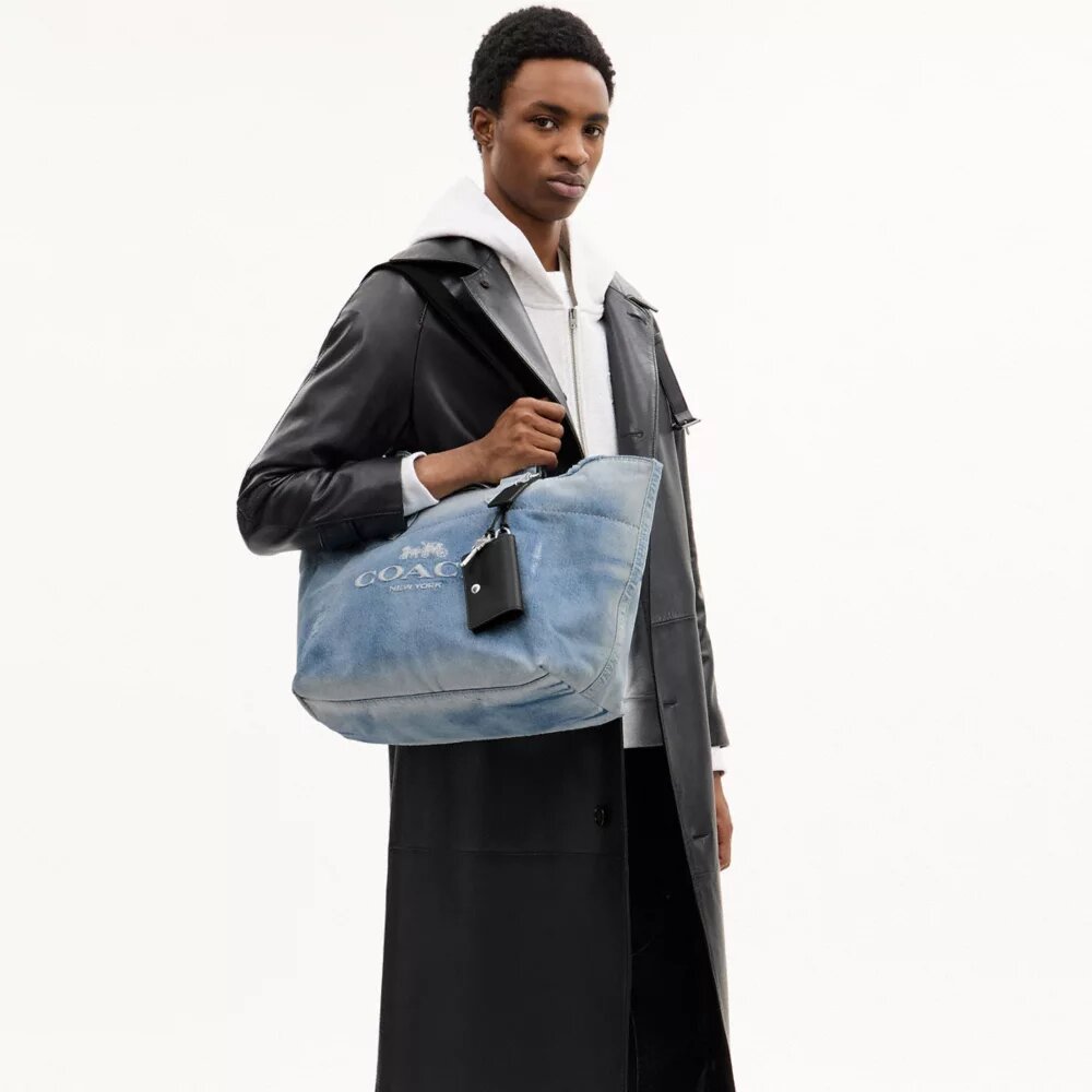 Liten «Tour»-tote-veske i «Loved Denim» med anheng