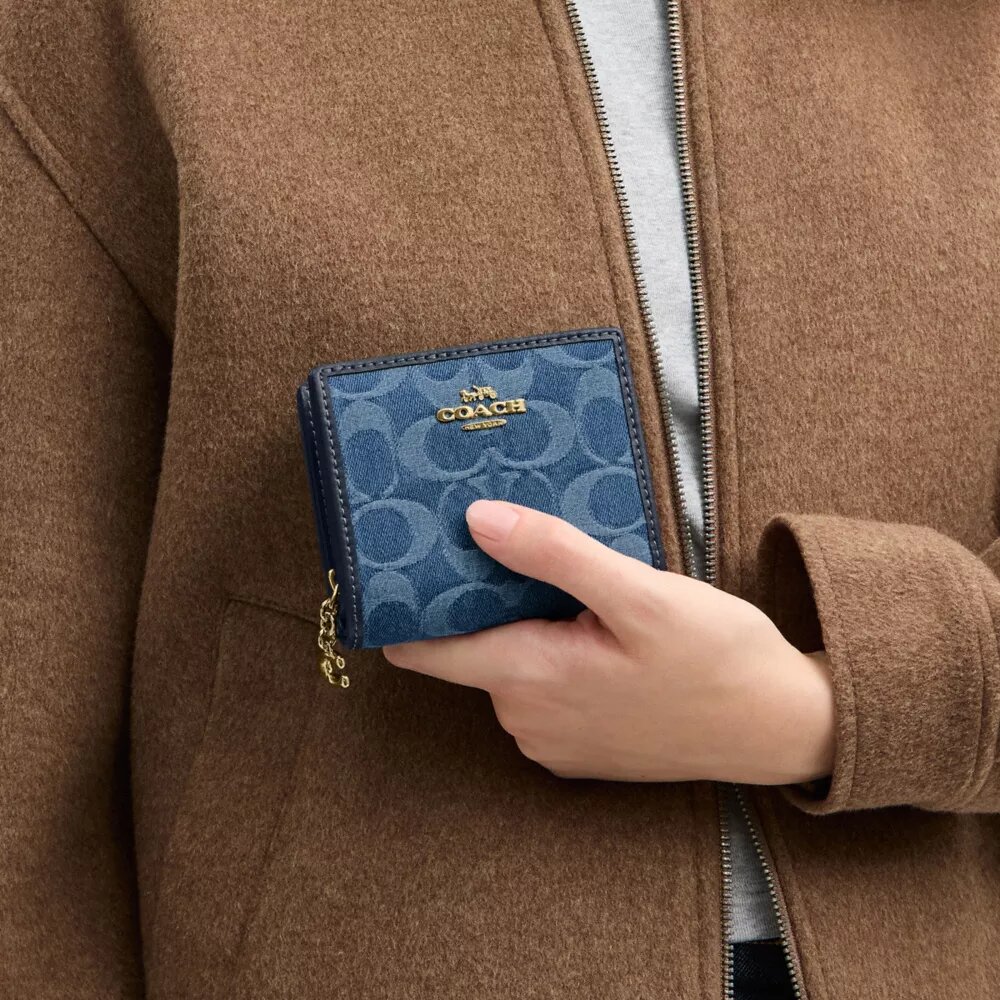 Lommebok med trykknapp i Signature-denim