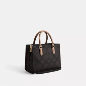 Maggie liten tote-veske i blokkmønstret Signature Canvas