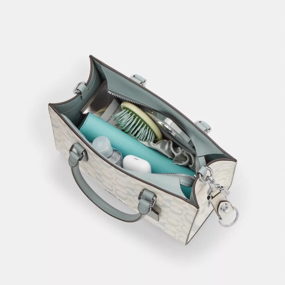 Maggie liten tote-veske i Signature Canvas