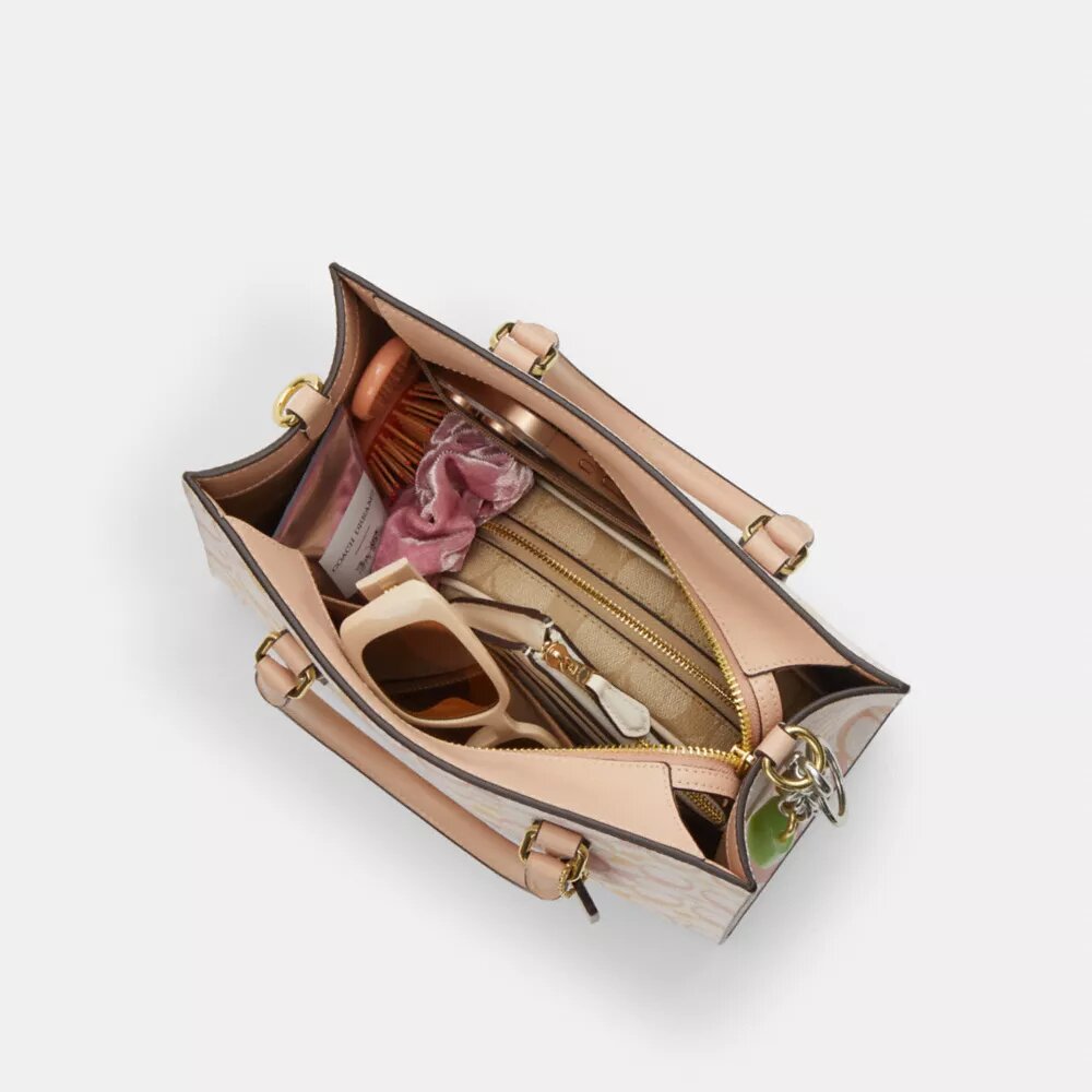 Maggie liten tote-veske i Signature Canvas