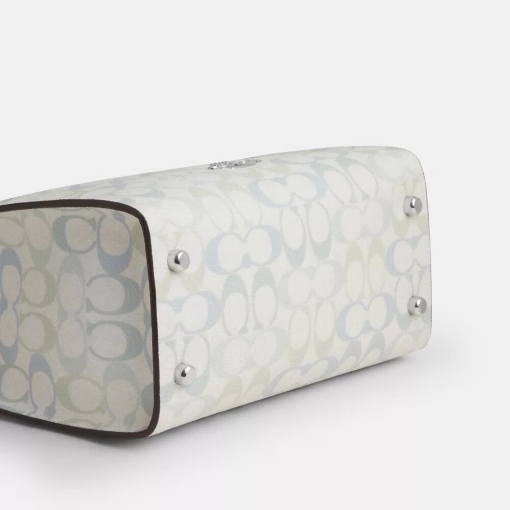 Maggie liten tote-veske i Signature Canvas