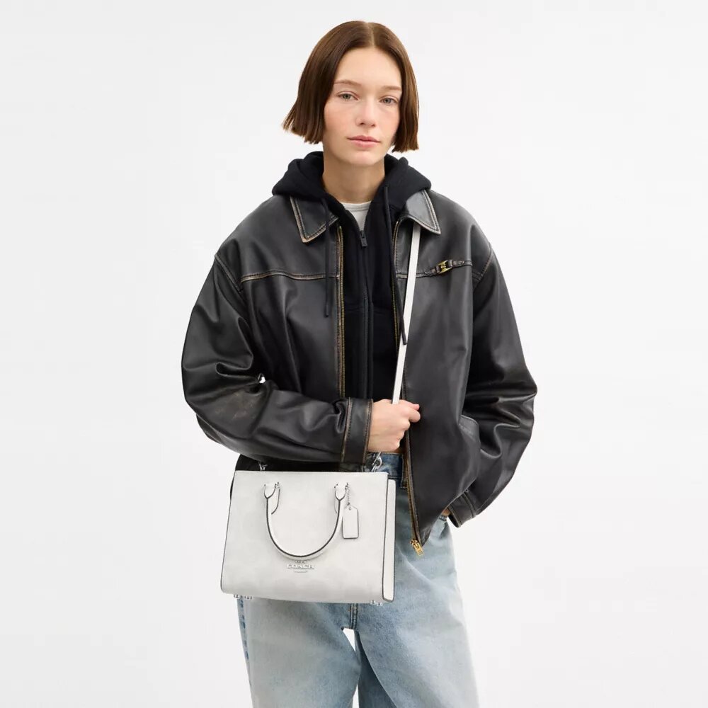 Maggie liten tote-veske i Signature Canvas