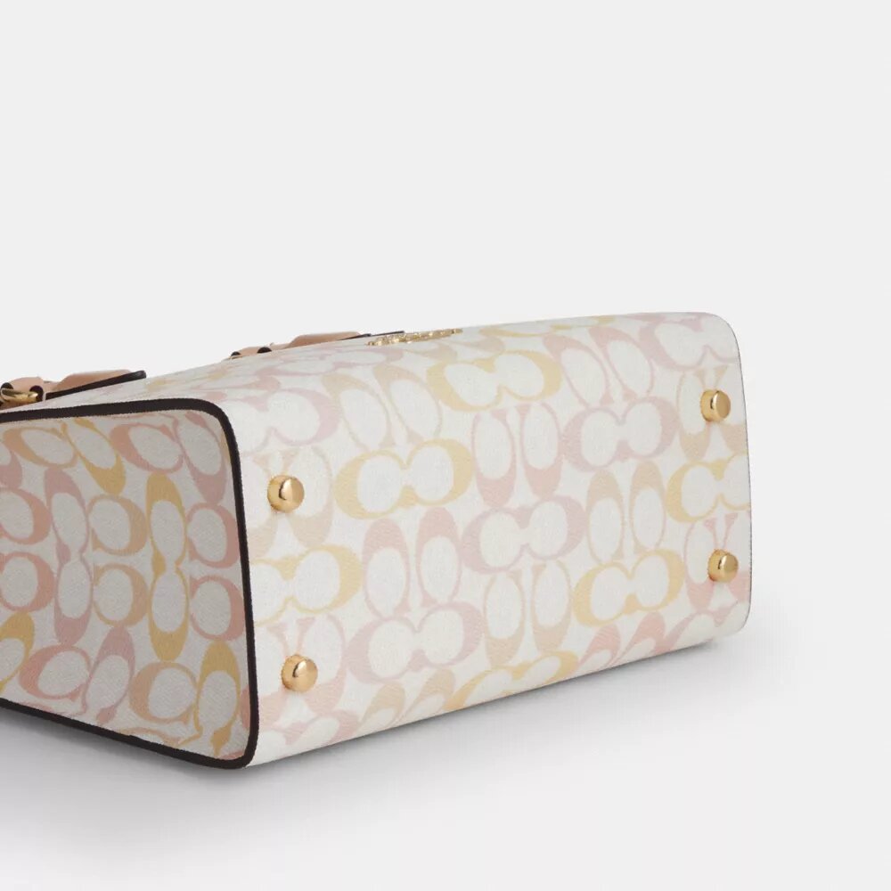 Maggie liten tote-veske i Signature Canvas