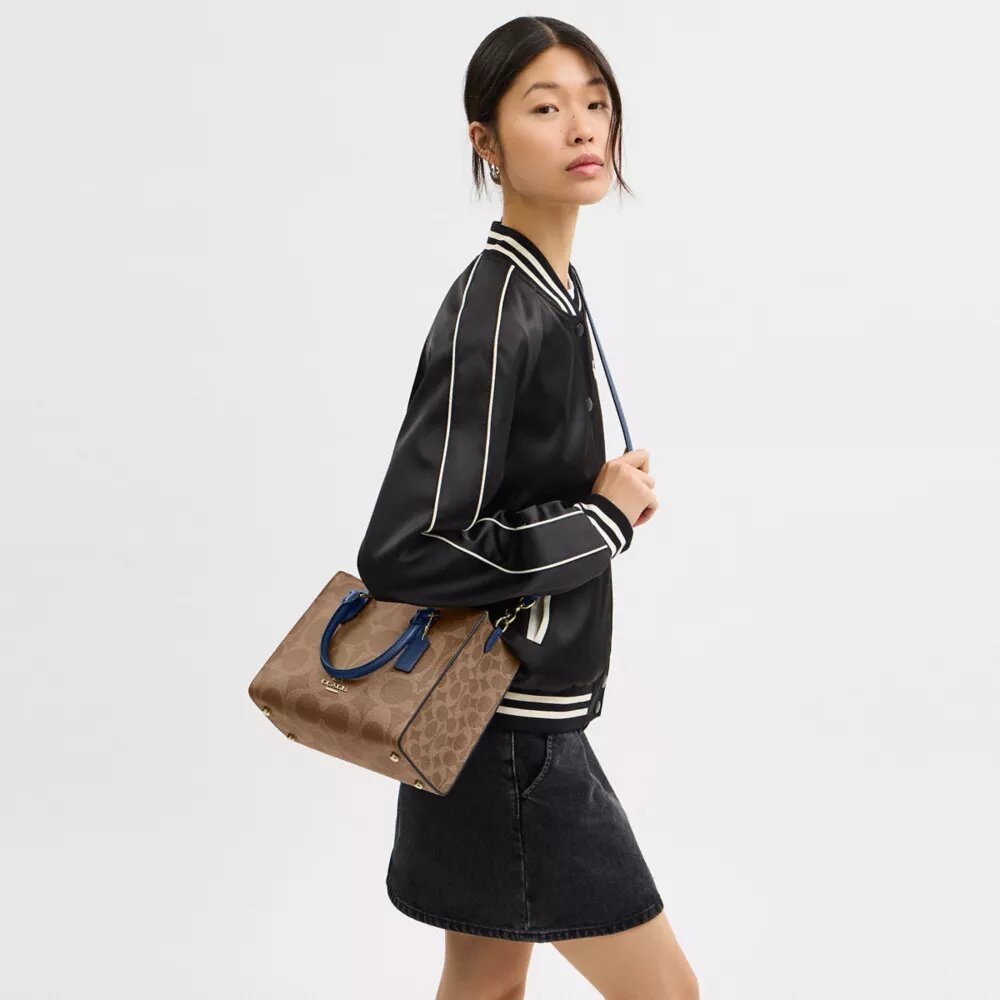 Maggie liten tote-veske i Signature Canvas
