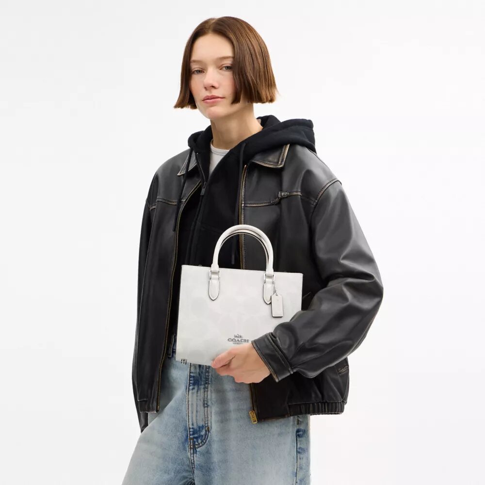 Maggie liten tote-veske i Signature Canvas