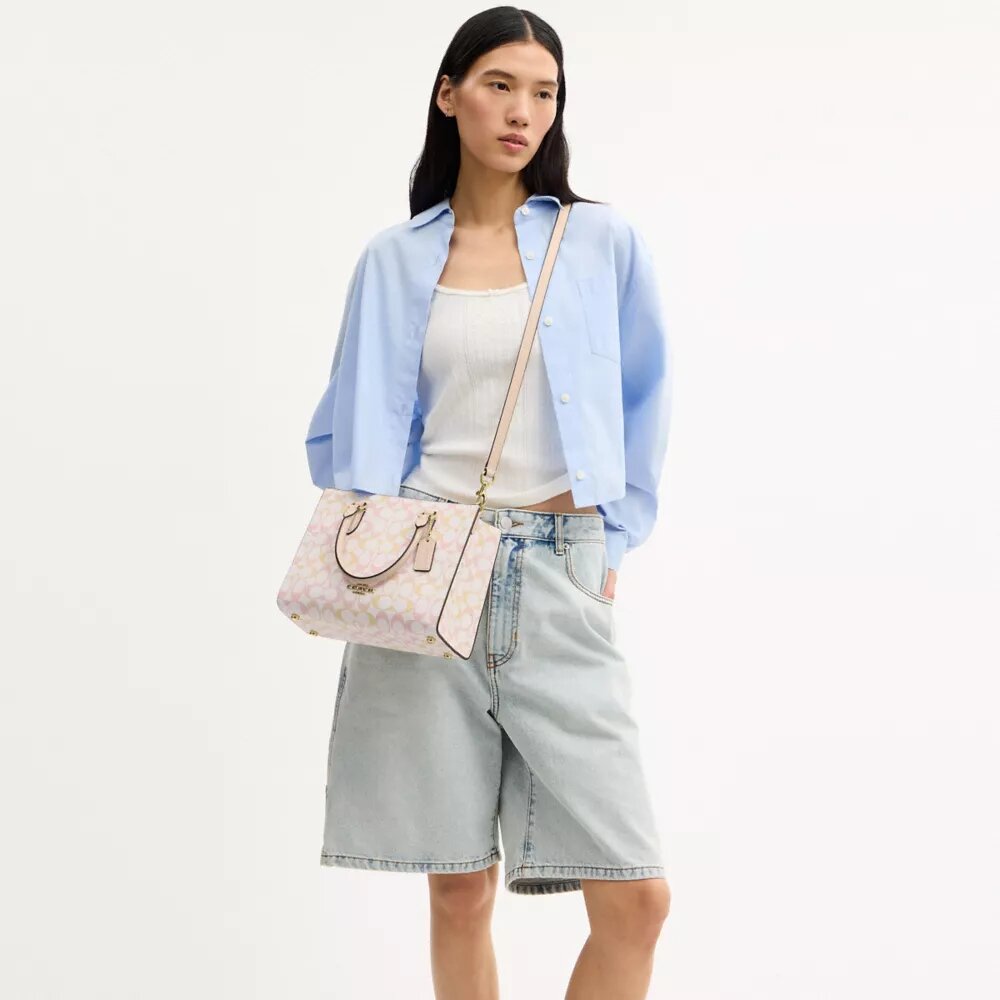 Maggie liten tote-veske i Signature Canvas