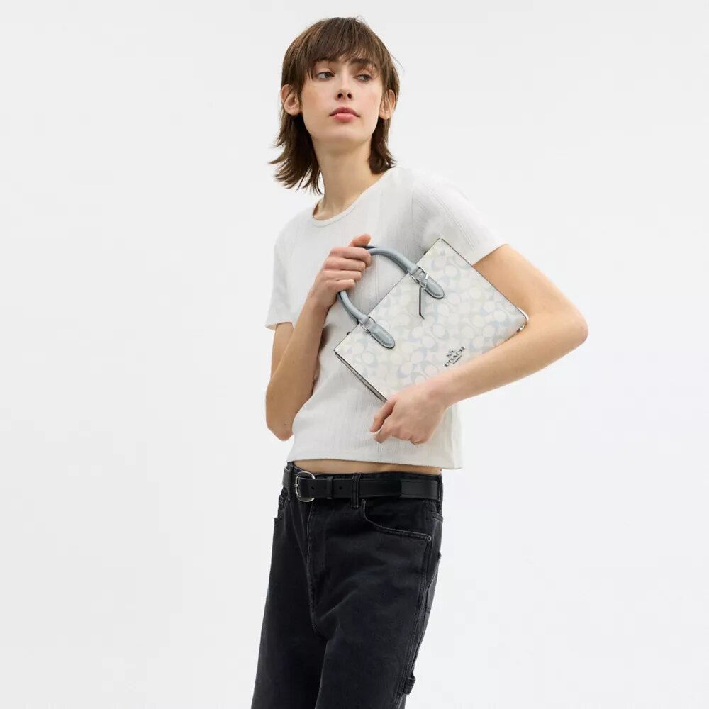 Maggie liten tote-veske i Signature Canvas