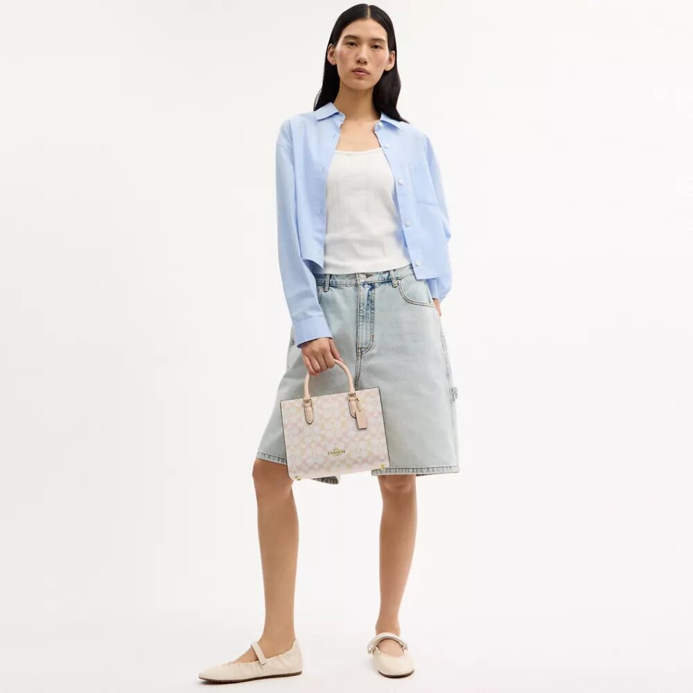 Maggie liten tote-veske i Signature Canvas