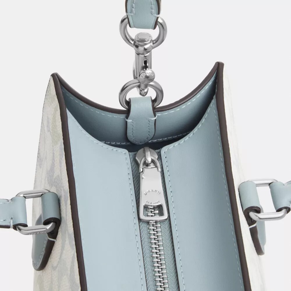 Maggie liten tote-veske i Signature Canvas
