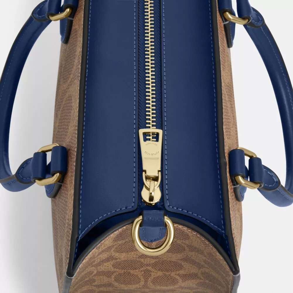 Maggie liten tote-veske i Signature Canvas