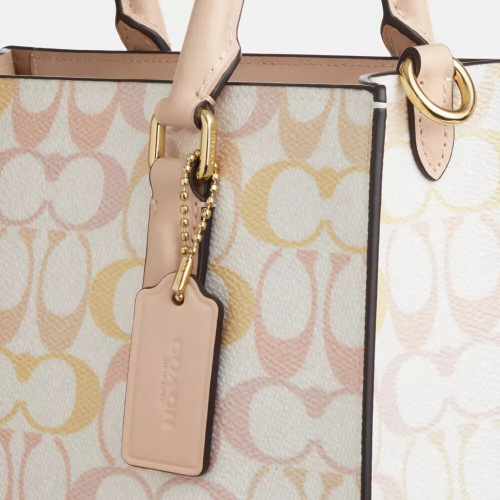 Maggie liten tote-veske i Signature Canvas