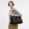 Maggie-tote-veske i blokkmønstret Signature Canvas