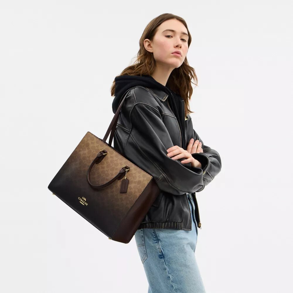 Maggie-tote-veske i Ombre Signature Canvas