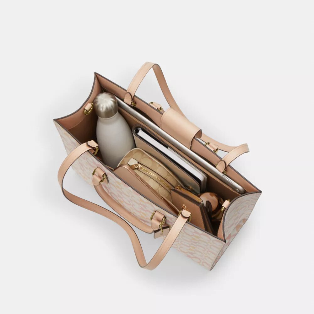 Maggie-tote-veske i Signature Canvas