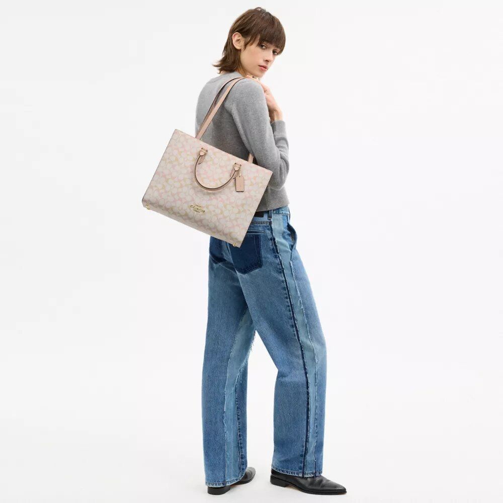 Maggie-tote-veske i Signature Canvas