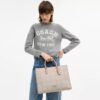 Maggie-tote-veske i Signature Canvas