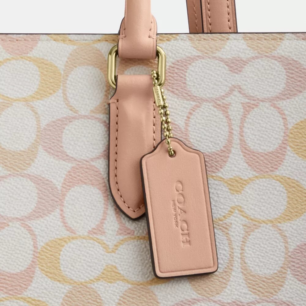 Maggie-tote-veske i Signature Canvas