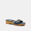 Margot-sandaler i tre med vår karakteristiske denim-patchwork