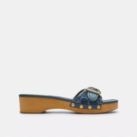 Margot-sandaler i tre med vår karakteristiske denim-patchwork