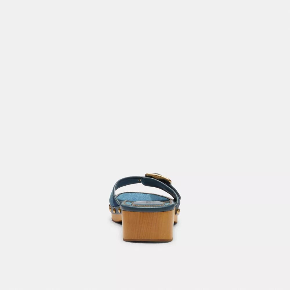 Margot-sandaler i tre med vår karakteristiske denim-patchwork