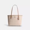 Mellomstor City-tote i Signature Canvas