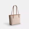 Mellomstor City-tote i Signature Canvas