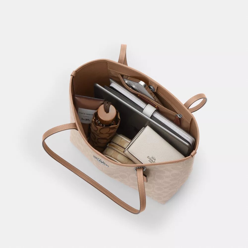 Mellomstor City-tote i Signature Canvas