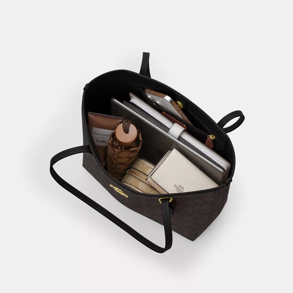 Mellomstor City-tote i Signature Canvas