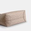 Mellomstor City-tote i Signature Canvas