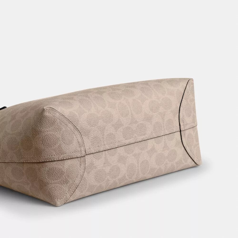 Mellomstor City-tote i Signature Canvas