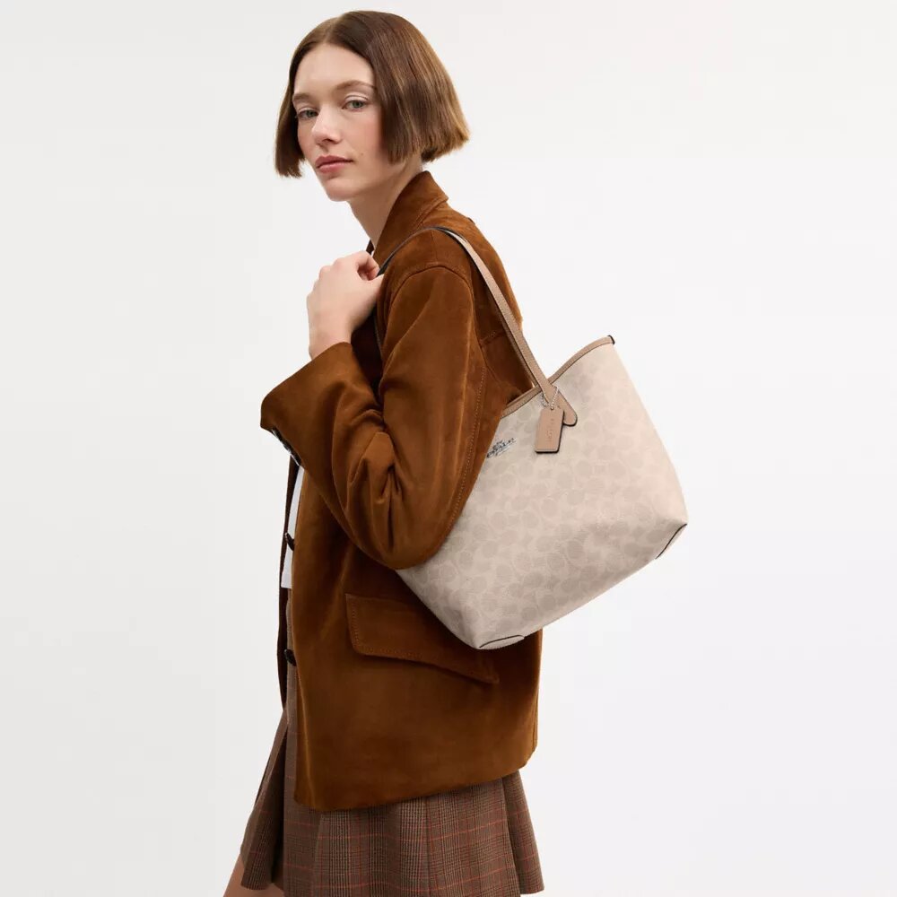 Mellomstor City-tote i Signature Canvas